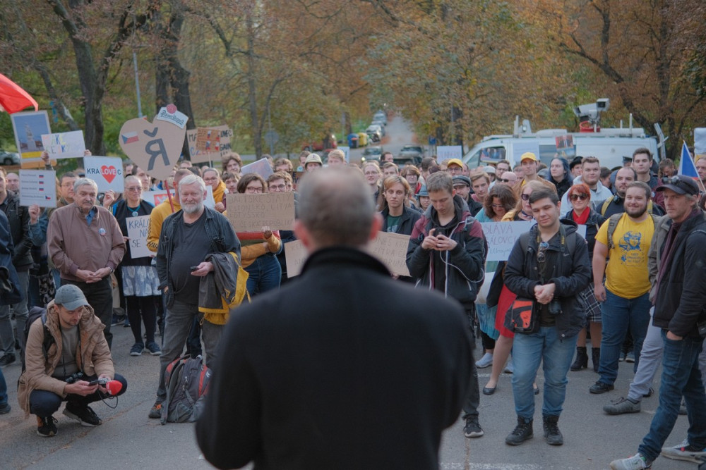 FOTOGALERIE: Lidé demonstrovali před ruskou ambasádou. Chtějí vrátit Kaliningrad Česku