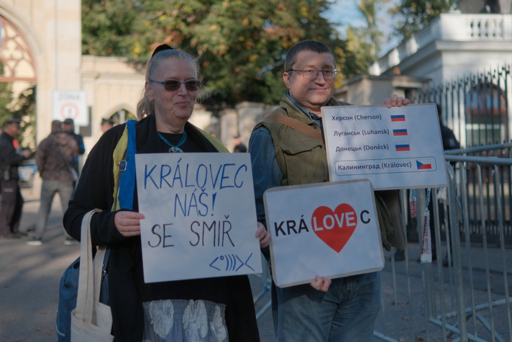 FOTOGALERIE: Lidé demonstrovali před ruskou ambasádou. Chtějí vrátit Kaliningrad Česku