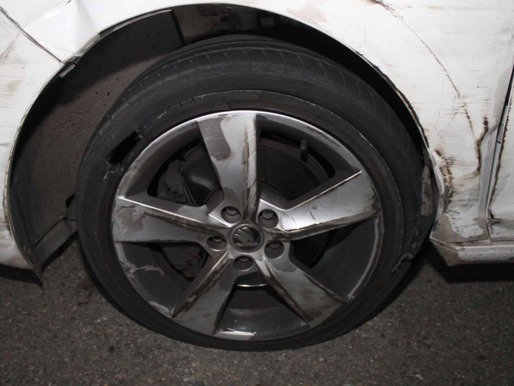 Na Brněnsku vyváděl opilec. Naboural do tří aut i do vozu místního zastupitele