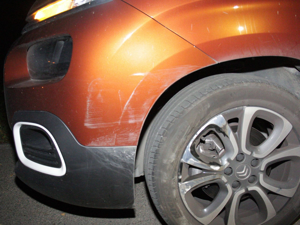 Na Brněnsku vyváděl opilec. Naboural do tří aut i do vozu místního zastupitele