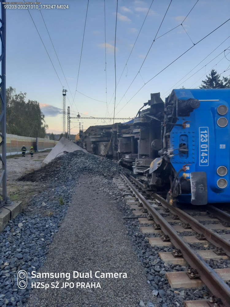 U Prahy vykolejil vlak. Policie evakuuje obyvatele z okolí místa neštěstí
