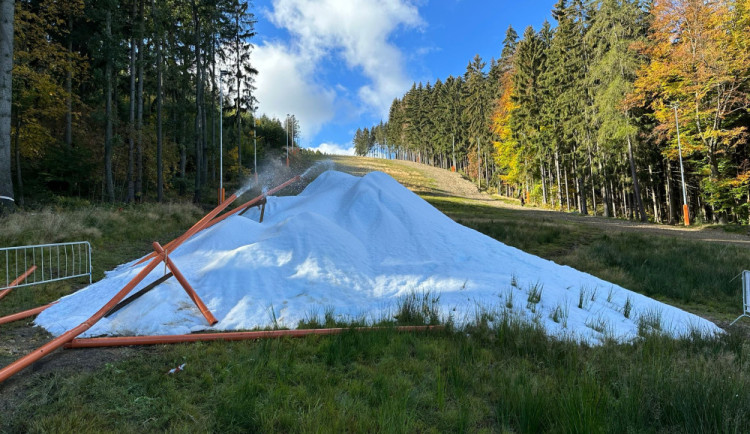 Na Ještědu už zasněžují, areál schytal kritiku. Prostředky nejdou ze státních dotací, říká jeho ředitel.