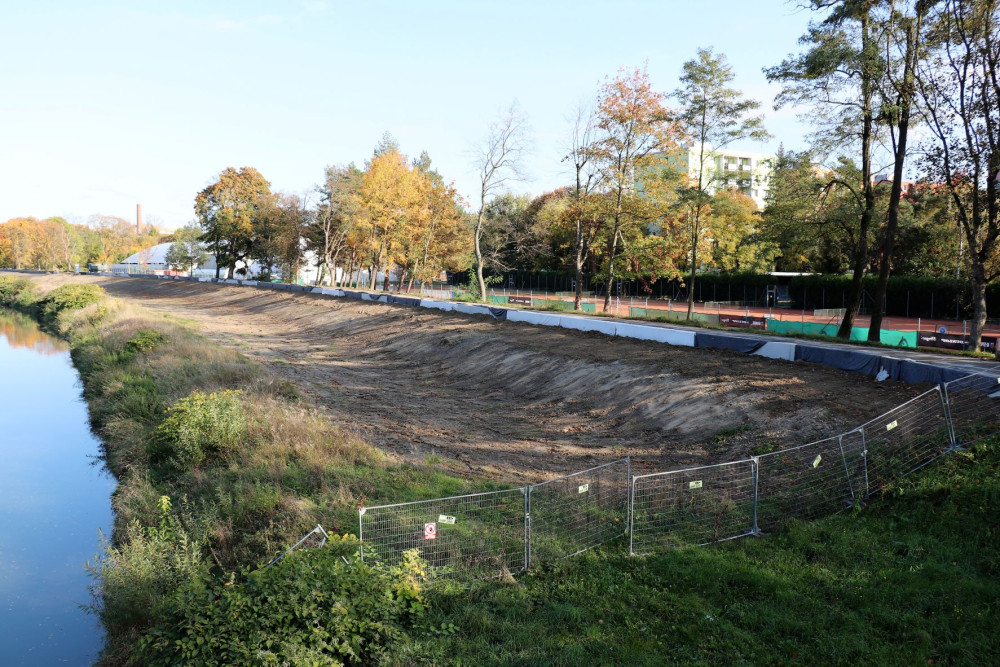 zídka u tenisových kurtůky. Relaxační zóna přijde na 900 tisíc korun