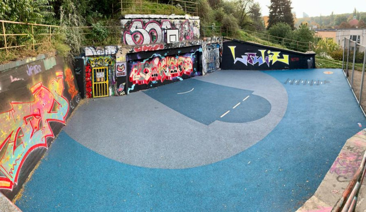 Ošuntělé zákoutí na Žižkově rozzářilo nové hřiště na streetball