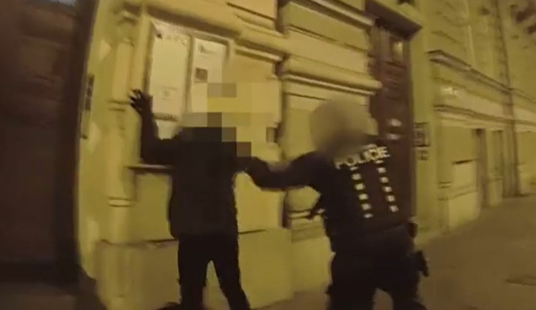VIDEO: Mladík střílel na Václaváku. Skončil v rukou policie