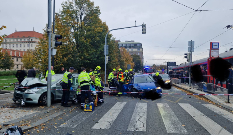 Hromadná nehoda šesti aut zkomplikovala provoz v Praze
