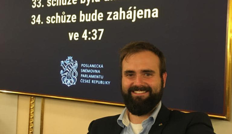 Šestice poslanců a dva senátoři nemají v pořádku majetkové přiznání.