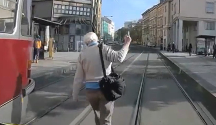 VIDEO: Muž blokoval průjezd sanitky. Posádce poslal nepopulárního fakáče