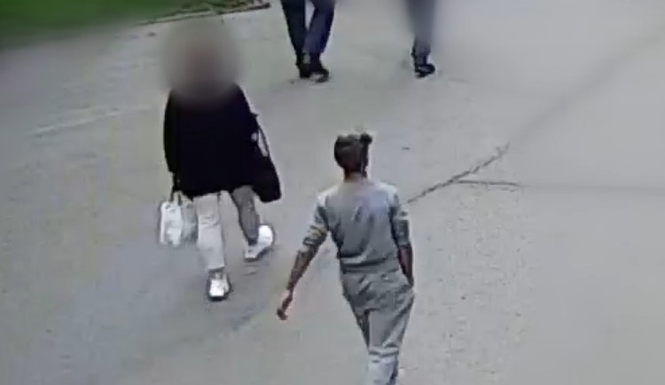 VIDEO: Muž přepadl za bílého dne ženu před nádražím. Ta skončila na zemi