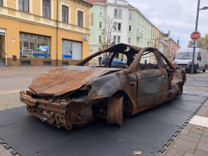 Vraky ukrajinských aut připomínají bombardování města Irpiň.