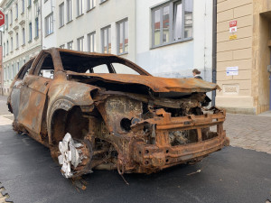 Vraky ukrajinských aut připomínají bombardování města Irpiň.