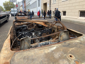 Vraky ukrajinských aut připomínají bombardování města Irpiň.