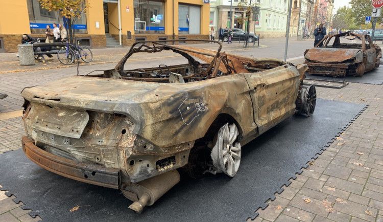 Vraky ukrajinských aut připomínají bombardování města Irpiň.