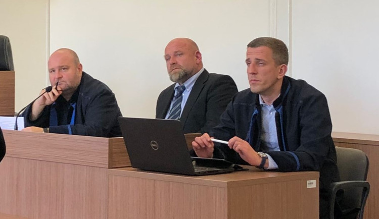 Pokračuje soud s řidičem tahače, který v Praze boural s vězeňským autobusem