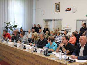 Stovka lidí, emotivní diskuze a Šlachtova premiéra. Pohořelice vřely kvůli volbám