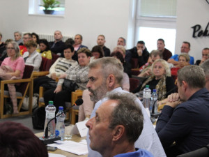 Stovka lidí, emotivní diskuze a Šlachtova premiéra. Pohořelice vřely kvůli volbám