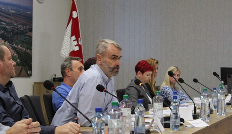 Robert Šlachta promlouvá k zastupitelům.