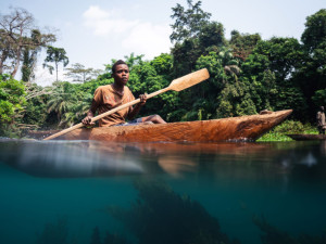 Přírodovědec v Africe zachraňuje slony. Jeho unikátní film The Elephangelist má premiéru v Olomouci