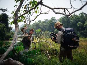 Přírodovědec v Africe zachraňuje slony. Jeho unikátní film The Elephangelist má premiéru v Olomouci