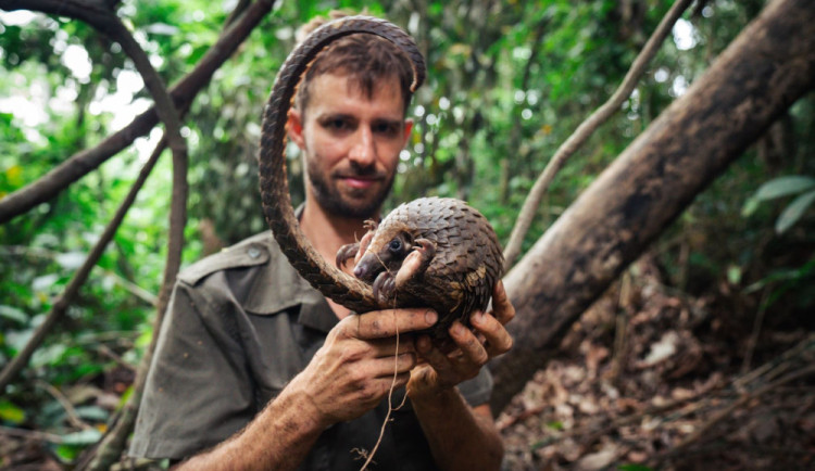 size4-16662562390741-124-prirodovedec-v-africe-zachranuje-slony-jeho-novy-film-the-elephangelist-ma-premieru-v-olomouci