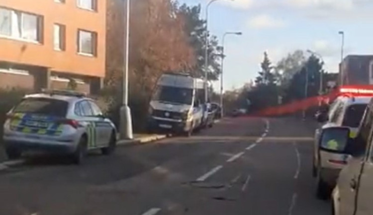 VIDEO: V pražském bytě našli mrtvého mladíka, druhý leží pobodaný v nemocnici