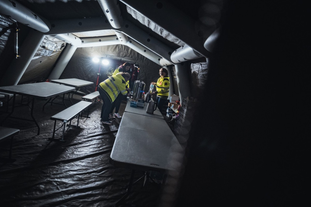 Hasiči a vojáci v Praze zkoušeli stavbu protipovodňových zábran