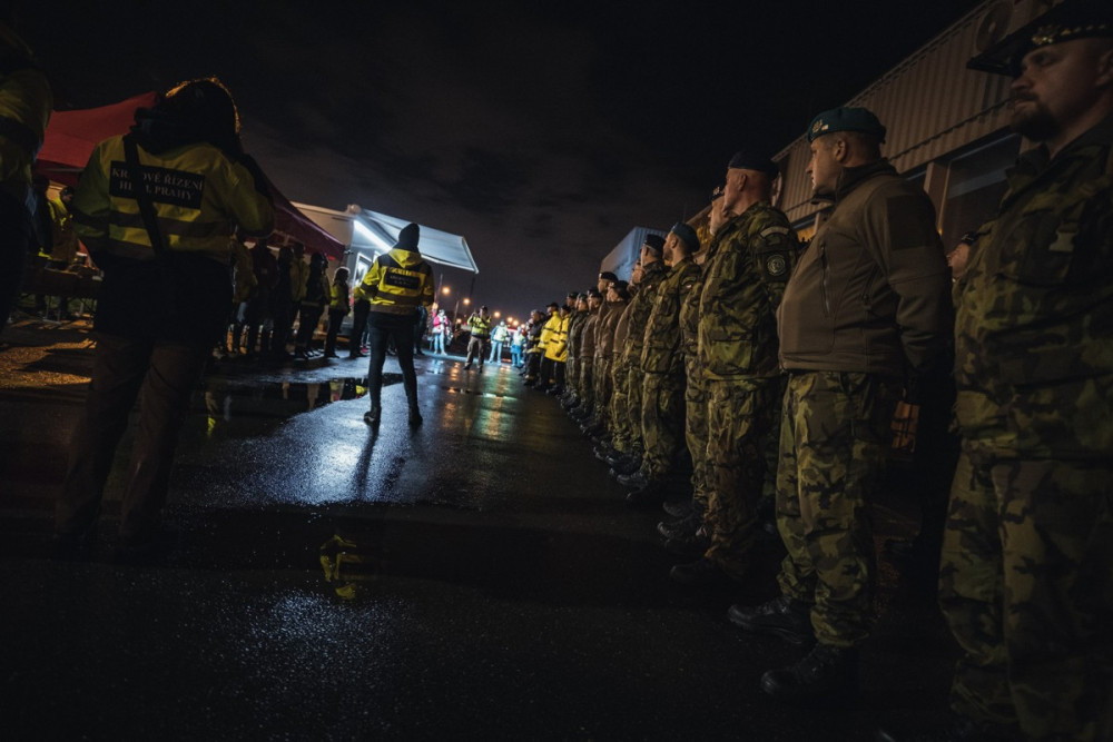 Hasiči a vojáci v Praze zkoušeli stavbu protipovodňových zábran