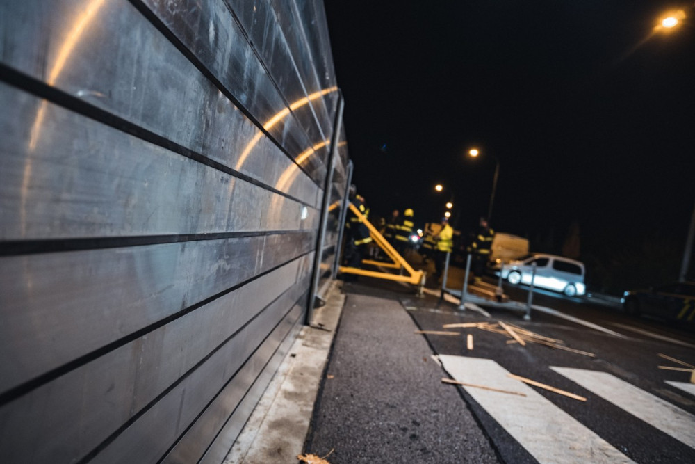 Hasiči a vojáci v Praze zkoušeli stavbu protipovodňových zábran