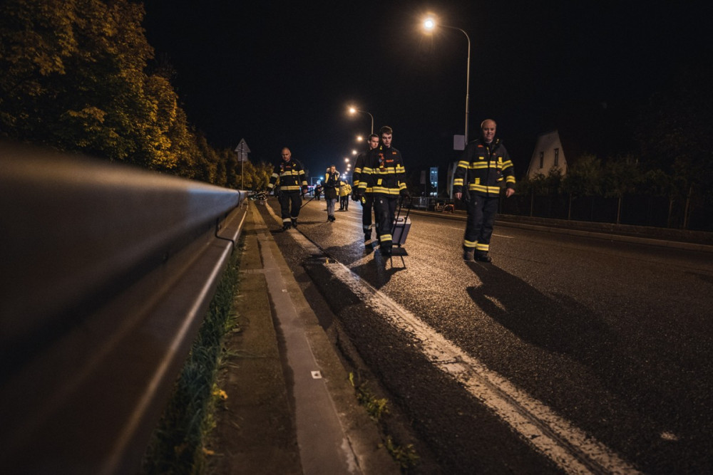 Hasiči a vojáci v Praze zkoušeli stavbu protipovodňových zábran
