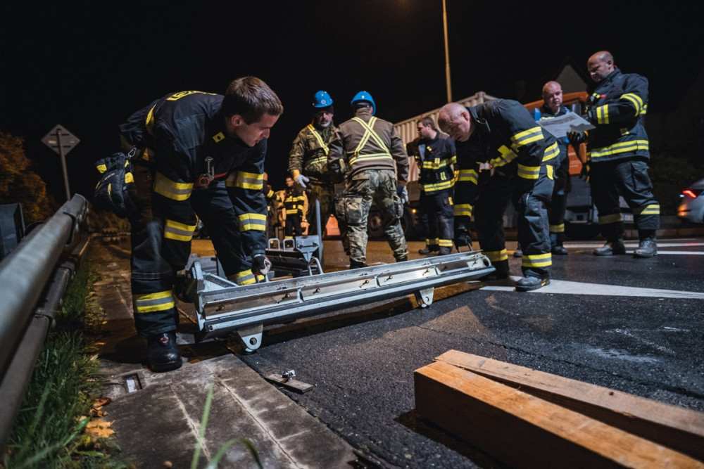 Hasiči a vojáci v Praze zkoušeli stavbu protipovodňových zábran