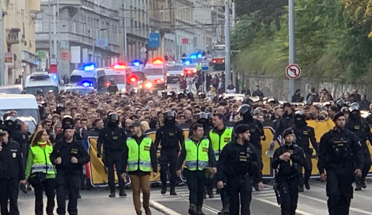 VIDEO: Vyprodané derby je tady. Tisíce fanoušků jsou v ulicích Prahy