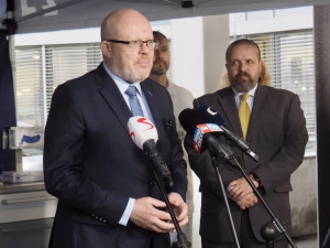 Blíží se nová covidová vlna a australská chřipka. Naočkujte se, vyzývá ministr i herec