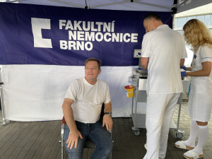 Blíží se nová covidová vlna a australská chřipka. Naočkujte se, vyzývá ministr i herec