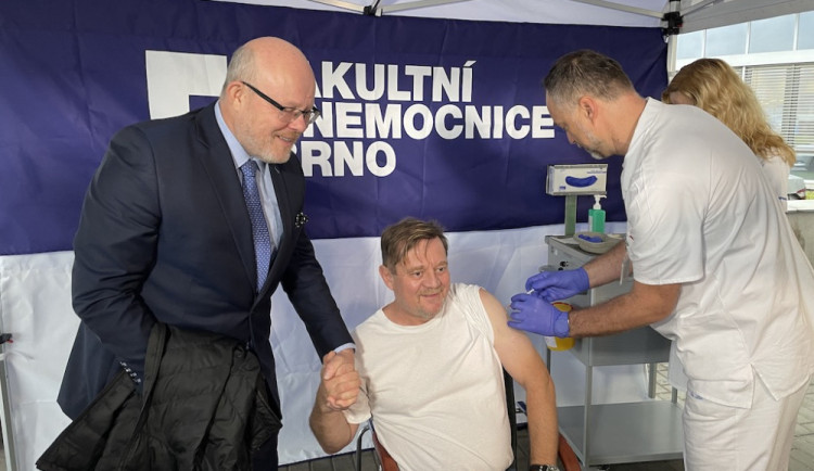 Blíží se nová covidová vlna a australská chřipka. Naočkujte se, vyzývá ministr i herec.