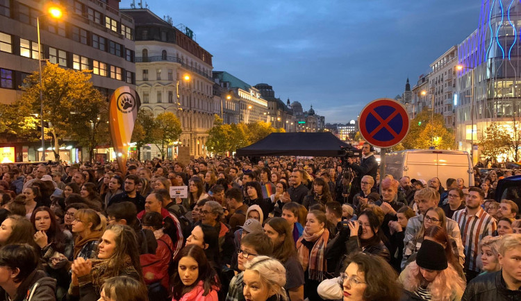 VIDEO: Na Václaváku se sešly tisíce lidí. Památku obětí střelby v Bratislavě uctili i Drábová a Vystrčil