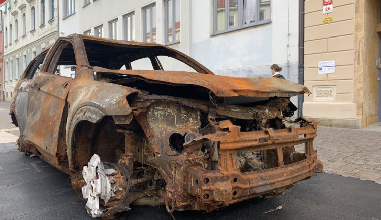 Vraky ukrajinských aut připomínají bombardování města Irpiň.
