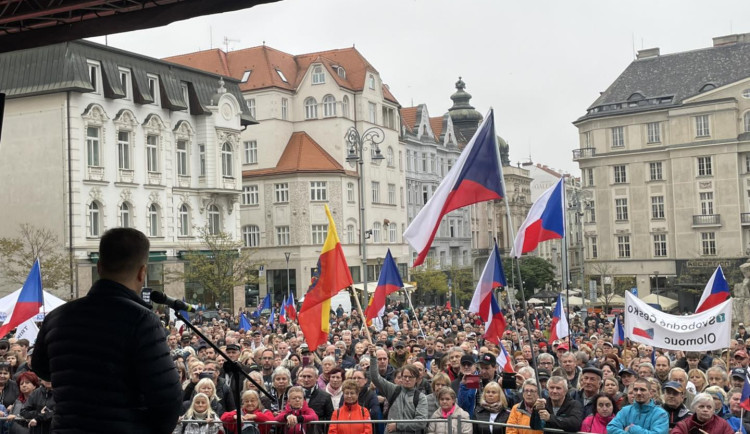 V Brně oslavili státní svátek demonstrací proti vládě. Přišel i Okamura