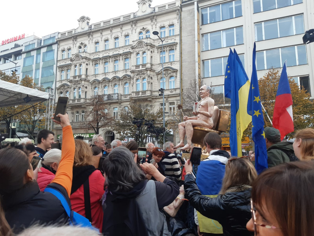 Na Václavském náměstí začíná další demonstrace, tentokrát proti extremismu. Promluví i první dáma Ukrajiny