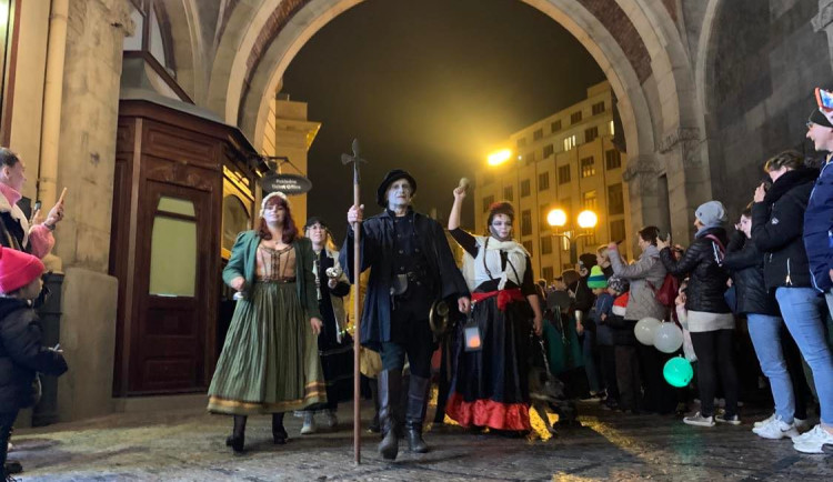 VIDEO: V Praze se slavil antihalloween. Do ulic vyrazila strašidla