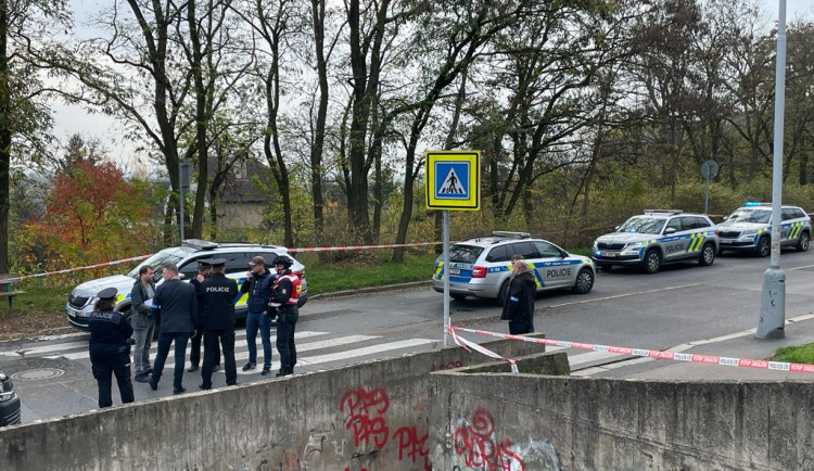 Muž se přiznal k postřelení školáka. Policie ho stíhá na svobodě