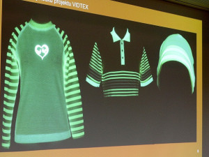 Liberecká univerzita představila prototypy oděvů s fotoluminiscenční tkaninou. Vydrží svítit i několik hodin