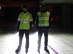 Liberecká univerzita představila prototypy oděvů s fotoluminiscenční tkaninou. Vydrží svítit i několik hodin