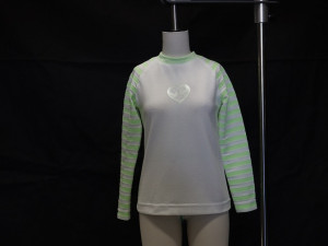 Liberecká univerzita představila prototypy oděvů s fotoluminiscenční tkaninou. Vydrží svítit i několik hodin