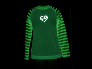 Liberecká univerzita představila prototypy oděvů s fotoluminiscenční tkaninou. Vydrží svítit i několik hodin