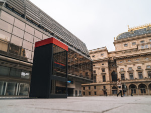 U Národního divadla stojí telefonní budka. Vypráví příběhy lidí v nouzi