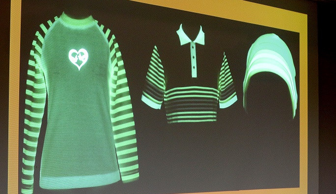 Liberecká univerzita představila prototypy oděvů s fotoluminiscenční tkaninou. Vydrží svítit i několik hodin.