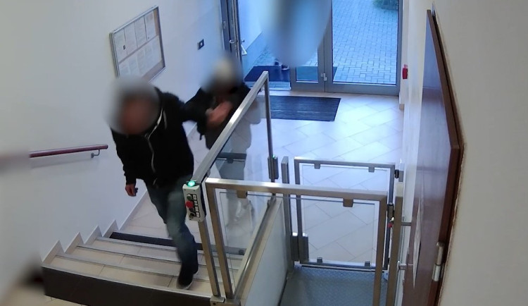 VIDEO: Zloděj kradl v kancelářích i sklepech. Jeho poslední výpravu mu překazila policie