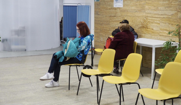 Mezi Ukrajinci se šíří mýty o očkování. Věří, že jim po vakcíně naroste ocas, zní z Brna