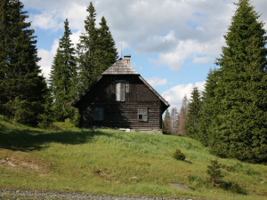 Slavnou Roklanskou chatu v srdci Šumavy čeká příští rok demolice, objekt napadla dřevomorka