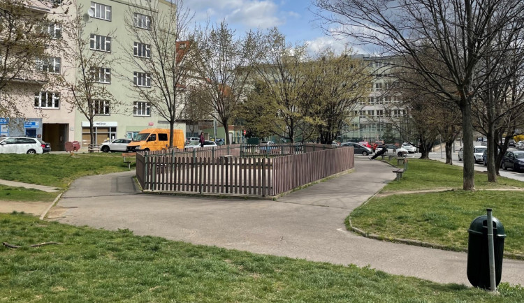 Nejsmutnější dětské hřiště v Praze se dočká obnovy